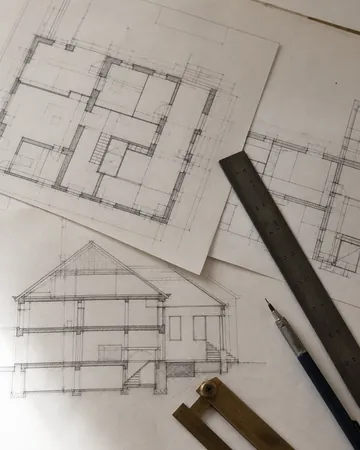 Architekturpläne mit Maßstab, Zeichenstift und Messwerkzeug