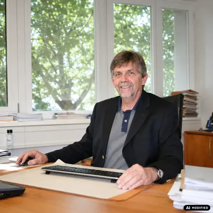 Peter Grück an seinem Arbeitsplatz in Linz. KI-bearbeitete Aufnahme.